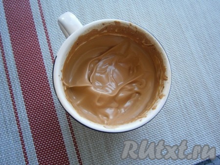 К растворимому кофе с сахаром влить 2 столовые ложки горячей воду и взбить миксером (или венчиком) до стойкой, пышной пены. Для этого понадобится около 3-4 минут.
