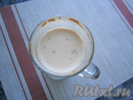 Всё, замечательный кофе Дальгона по-корейски готов! Пить его можно, смешав пену с молоком, - очень вкусно! Хочу предупредить, что напиток получается достаточно крепким - он больше понравится любителям крепкого чёрного кофе.
