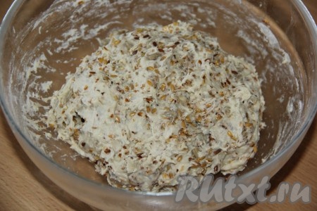 Тесто накрыть плёнкой и оставить в миске для расстойки на 1,5 часа.