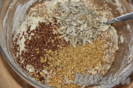 Добавить семена льна и подсолнуха, ещё раз перемешать. Тесто получится вязким. Муки не добавлять!
