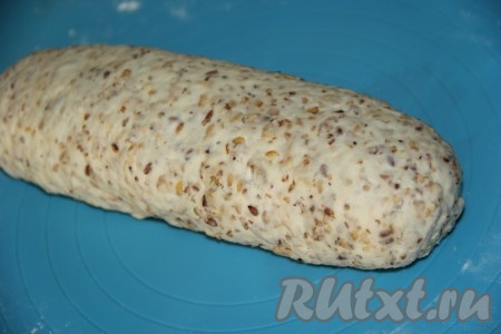 Свернуть лепёшку в рулет. Вот такой батончик у нас получается.