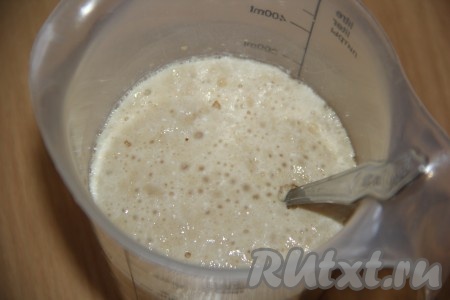 На поверхности дрожжевой смеси по прошествии 10 минут появится пышная шапочка.
