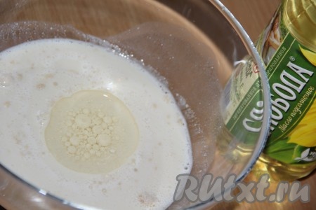 Дрожжевую смесь перелить в глубокую миску, добавить растительное масло, перемешать.