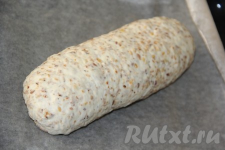 Противень застелить пергаментом и смазать маслом. Выложить хлеб на противень.