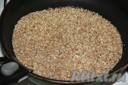 Обжарить отруби при постоянном помешивании до золотистого цвета. У меня на обжарку ушло минут 5. Снять отруби с огня, дать остыть.
