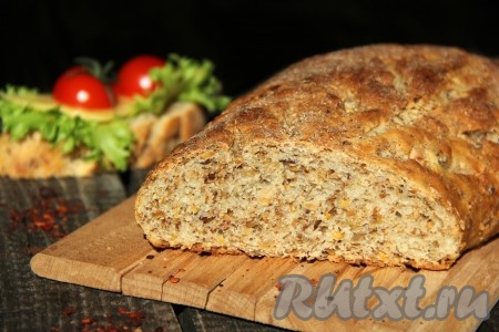 Готовый хлеб достать из духовки, накрыть полотенцем и дать выпечке отдохнуть минут 15. Затем остудить хлебушек на решётке. Вот такой пушистый и очень вкусный хлеб с пшеничными отрубями получился.
