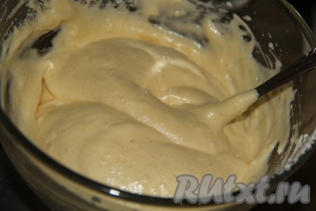 Перемешать тесто ложкой. Тесто получится не очень густым и очень воздушным.