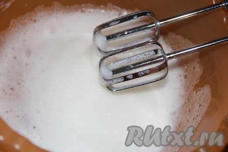 2 охлаждённых яичных белка взбить в пышную пену с помощью миксера.
