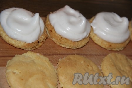 С помощью ложки выложить суфле на кружок коржа (я суфле не жалела).
