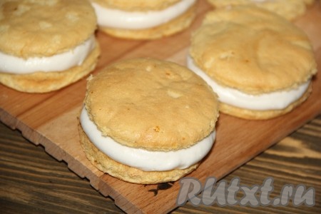 Поставить пирожные с суфле в холодильник на 30 минут. У меня получилось 8 пирожных.
