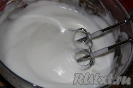 Белковая масса должна получиться гладкой, пышной, хорошо держащей форму.
