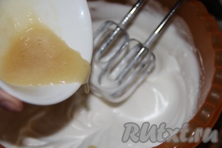 Взбивать белки с пудрой нужно до стойких пиков. Желатин прогреть в микроволновке в течение 30 секунд, перемешать (крупинки желатина должны полностью раствориться, если этого не произошло, прогрейте в микроволновке ещё в течение 20-30 секунд). Можно, конечно, растворить желатин и на водяной бане. Не кипятить! Желатиновая масса должна получиться вязкой и тягучей. Не переставая взбивать миксером, влить желатиновую массу во взбитые белки, хорошо взбить миксером.
