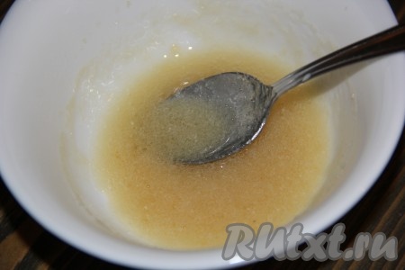 Пока коржи остывают, приготовить суфле. В молоке комнатной температуры развести желатин и оставить на 15 минут.
