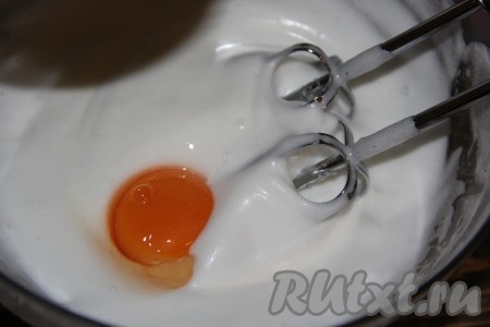 Затем, продолжая взбивать, добавить по одному яичные желтки.

