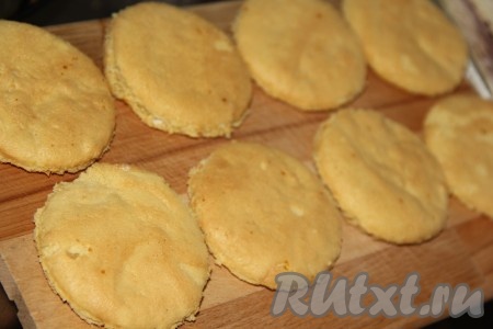 Из готовых коржей с помощью круглой формы (или тонкого стакана) вырезать кружочки. Заготовки должны быть готовы, так как суфле быстро схватывается!