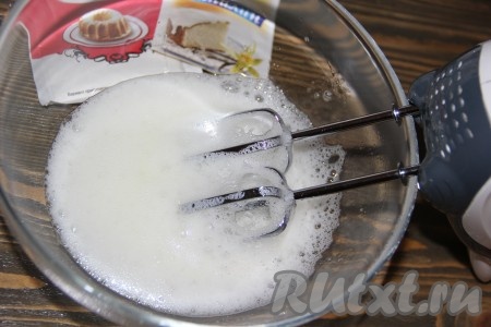 Для начала приготовим бисквит, для этого нужно яйца из холодильника разделить на белки и желтки. Миксером белки взбить в пышную пену.
