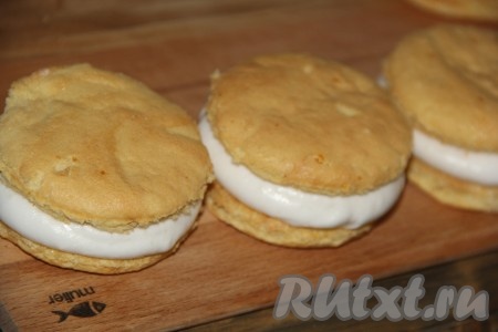 Каждый кружок с суфле накрыть вторым кружком из бисквита и слегка прижать, чтобы суфле ровно распределилось.
