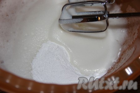 Всыпать сахарную пудру.

