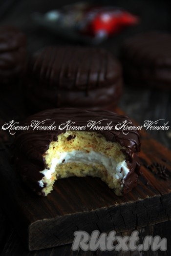 Когда шоколад застынет, можно нанести тонкие полосочки шоколада для красоты. Пирожные "Чокопай" получаются очень красивыми, вкусными и нежными, попробуйте!