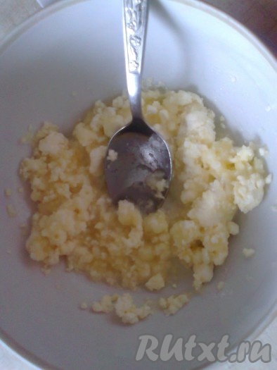 Творог растереть с растительным маслом,&nbsp;щепоткой соли и ванильным сахаром.
