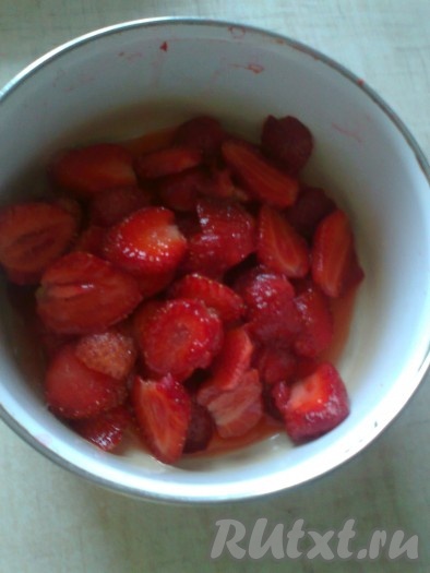 Клубнику вымыть, просушить и нарезать ломтиками.
