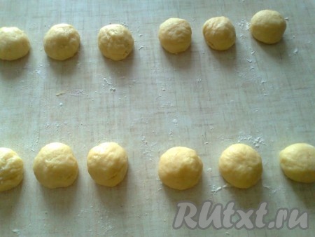 Подкатать кусочки теста в шарики, всего получится 12 шариков.