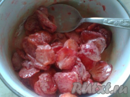 Присыпать нарезанную клубнику 1 столовой ложкой сахара, перемешать, оставить на 15 минут, а затем сок слить. Смешать клубнику с крахмалом.

