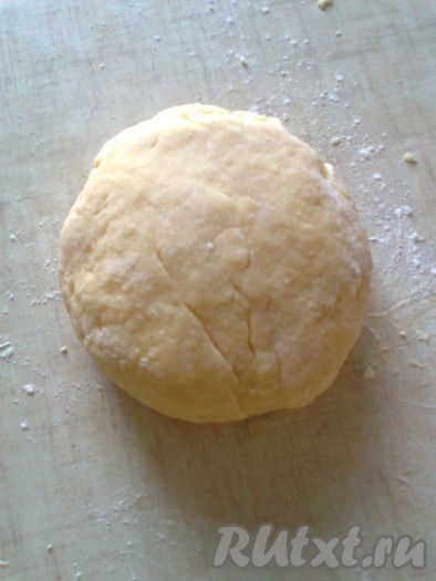 Всыпать просеянную муку с погашенной содой (или разрыхлителем) и замесить тесто. Затем накрыть его полотенцем (или плёнкой) и оставить на 20 минут в покое.

