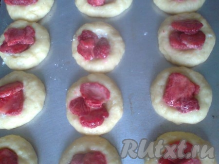 В получившиеся углубления выложить клубнику.