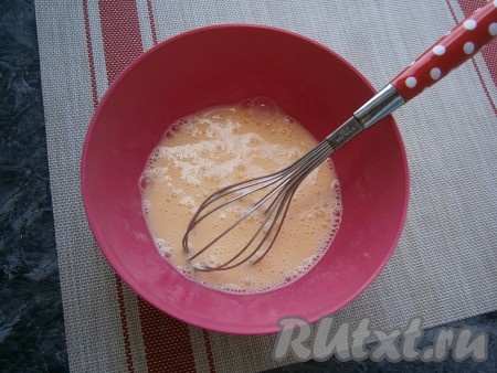 Тщательно взбить яйца со сметаной венчиком (до однородного состояния).
