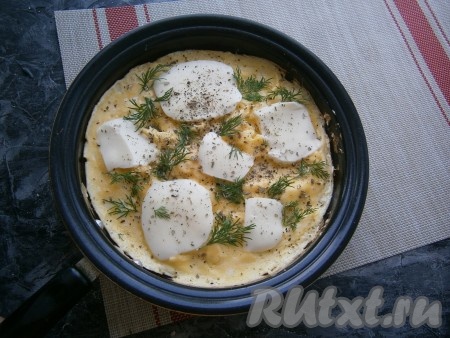 Посыпать омлет свежемолотым чёрным перцем и сушёным орегано.
