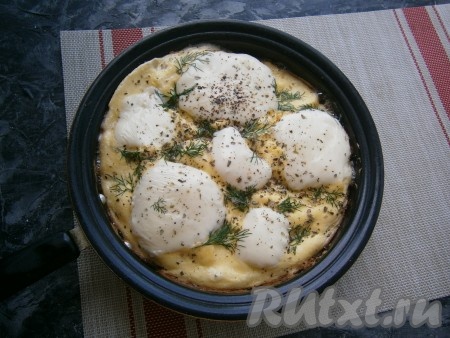 Накрыть сковороду крышкой и на самом минимальном огне готовить омлет далее до расплавления моцареллы (3-4 минуты).
