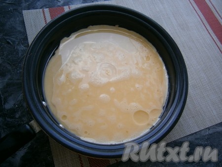 Сковороду разогреть с оливковым маслом и вылить в неё яичную смесь.
