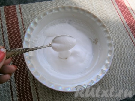50 мл охлаждённых сливок взбить миксером, но не до устойчивых пиков, а до того состояния, когда сливки станут уже пышными, но будут стекать с ложки.
