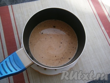 К шоколаду добавить сахар, процеженный эспрессо и влить 30 мл сливок, прогреть до начала кипения, помешивая.

