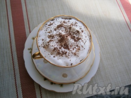 Сверху аккуратно выложить подготовленные взбитые сливки. Посыпать кофе какао-порошком и корицей.
