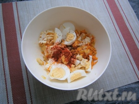 Сюда же добавить разрезанное на 4-6 частей варёное яйцо, измельчённый чеснок, всыпать соль, копчёную паприку и молотый чёрный перец.
