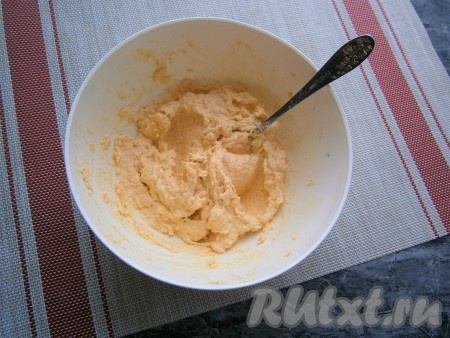 Добавить немного лимонного сока и намазку тщательно перемешать.
