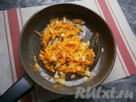 Обжарить овощи в течение 5-7 минут (до мягкости) на среднем огне, иногда перемешивая.
