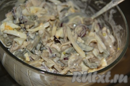 Хорошо перемешать салат.
