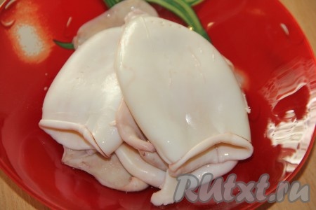 Отваренных кальмаров остудить.
