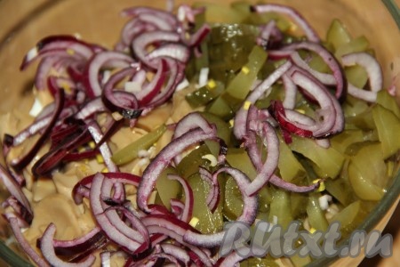 Лук (я использовала красный лук) очистить, нарезать тонкими полукольцами и вместе с нарезанными огурцами добавить в салат.
