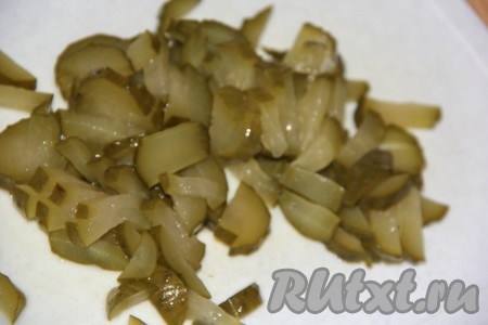 Маринованные огурчики нарезать на небольшие брусочки.
