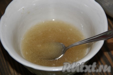 Желатин залить 50 мл воды комнатной температуры и оставить на 15 минут для набухания.
