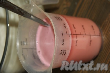 Как только желатин набухнет, прогреть его на водяной бане, помешивая, до полного растворения желатина. Пока мы занимались желатином и творожной массой, кисель полностью растворился и слегка остыл.&nbsp;
