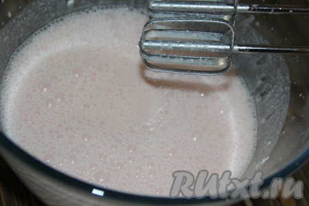 В творожную массу влить кисельную массу и хорошо взбить миксером. 