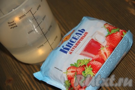 Пачку киселя растворить в 200 мл горячей воды, перемешать и оставить до полного растворения.
