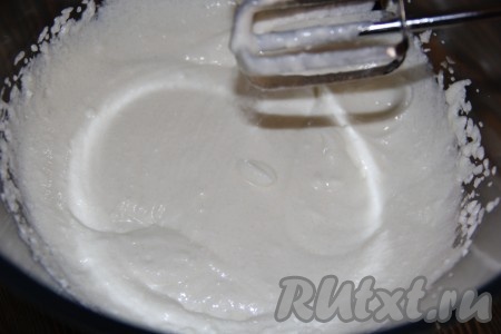 С помощью миксера (или погружного блендера) взбить творог со сметаной и сахаром до однородности и оставить творожную массу на 10 минут (до полного растворения сахара).&nbsp;

