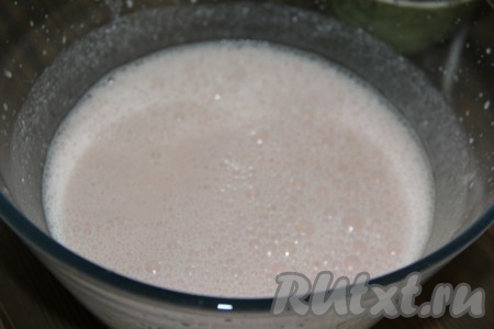 Затем в получившуюся кисельно-творожную массу, не переставая взбивать, влить тонкой струйкой желатин и хорошо взбить миксером.&nbsp;
