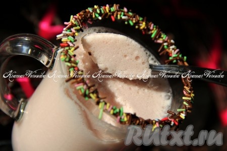 Когда мусс застыл, я перевернула стакан с муссом в растопленный шоколад, а затем обмакнула в цветную посыпку и на пару минут поставила в холодильник. Вот такой красивый и очень вкусный мусс из покупного сухого киселя получился. Этот нежнейший десерт несомненно понравится многим!